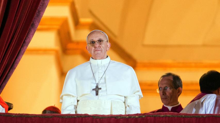 Mit großer Spannung wartete die Welt auf den neuen Papst. Die Zuschauer vor dem Fernseher bekamen ihn schon einige Minuten, bevor er auf den Balkon trat, zu Gesicht. Das vatikanische Fernsehen schaltete aus Versehen auf die falsche Kamera.
