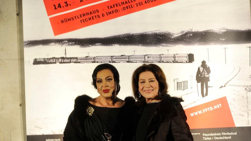 Das 18. deutsch-türkische Filmfestival in Nürnberg ist eröffnet. Ehrengäste bei der Eröffnung waren mit Türkan Soray (links) und Hannelore Elsner zwei der großen Stars des deutschen und türkischen Kinos, die für ihre Verdienste um den interkulturellen Dialog mit einem Ehrenpreis ausgezeichnet wurden.