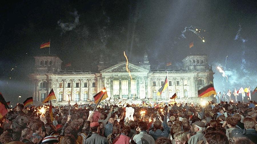 Jubelnde Menschenmassen feiern vor dem Berliner Reichstag die deutsche Einheit. Wie viel ist von der Euphorie geblieben?