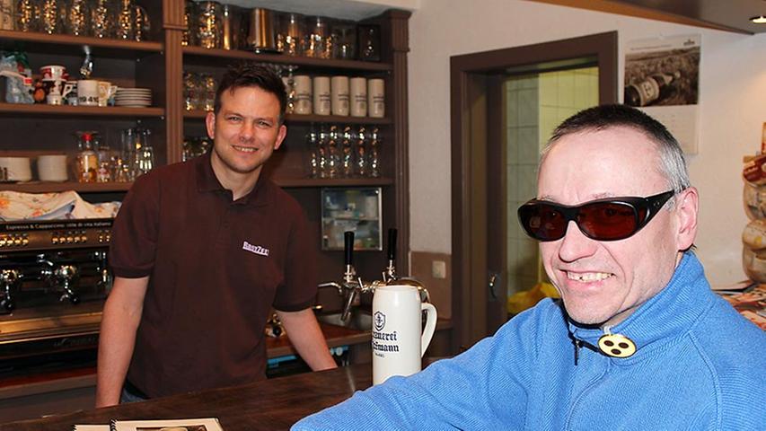 "Ich fühle mich hier sehr familiär aufgehoben", sagt Stammgast Klaus Barstipan (47) über sein Lieblingsrestaurant. Zwei bis dreimal pro Woche besucht er die BrotZeit in der Klaragasse, die er durch einen Freund entdeckt hat. "Mir gefällt vor allem der Service. Das Personal ist sehr freundlich und hilfsbereit und geht sehr gut mit meinem Handycap um", sagt er. Klaus ist sehbehindert und darauf angewiesen, dass ihm die Kellner von der Speisekarte vorlesen. Dafür ist er sehr dankbar, denn schließlich sind die Speisen der Hauptgrund, warum er so gerne in die BrotZeit kommt. "Das Angebot ist hier sehr abwechslungsreich. Ich kann mich gar nicht entscheiden, was am besten schmeckt", schwärmt er von der guten Küche. "Wir bemühen uns um frische Speisen. Natürlich kann nicht alles Bio sein, aber wir achten auf genfreie Wurst und Produkte aus regionaler Hand", so der Wirt Sven Hopfengärtner (40). "Ich fühle mich hier sehr familiär aufgehoben", sagt Stammgast Klaus Barstipan (47) über sein Lieblingsrestaurant. Zwei bis dreimal pro Woche besucht er die BrotZeit in der Klaragasse, die er durch einen Freund entdeckt hat. "Mir gefällt vor allem der Service. Das Personal ist sehr freundlich und hilfsbereit und geht sehr gut mit meinem Handycap um", sagt er. Klaus ist sehbehindert und darauf angewiesen, dass ihm die Kellner von der Speisekarte vorlesen. Dafür ist er sehr dankbar, denn schließlich sind die Speisen der Hauptgrund, warum er so gerne in die BrotZeit kommt. "Das Angebot ist hier sehr abwechslungsreich. Ich kann mich gar nicht entscheiden, was am besten schmeckt", schwärmt er von der guten Küche. "Wir bemühen uns um frische Speisen. Natürlich kann nicht alles Bio sein, aber wir achten auf genfreie Wurst und Produkte aus regionaler Hand", so der Wirt Sven Hopfengärtner (40).