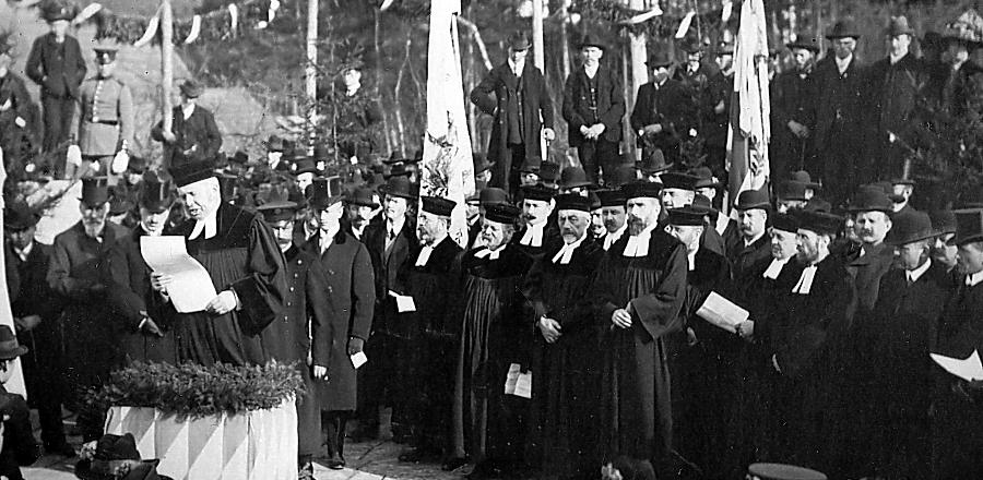 Während die Dietersdorfer den Grundstein des Modells gelegt haben, hat der Unterreichenbacher Heimatkundler Hans Schmitt ein Original in seinem Besitz: Ein Bild von der „richtigen“ Grundsteinlegung am 3. März 1913. Während die Dietersdorfer den Grundstein des Modells gelegt haben, hat der Unterreichenbacher Heimatkundler Hans Schmitt ein Original in seinem Besitz: Ein Bild von der „richtigen“ Grundsteinlegung am 3. März 1913.