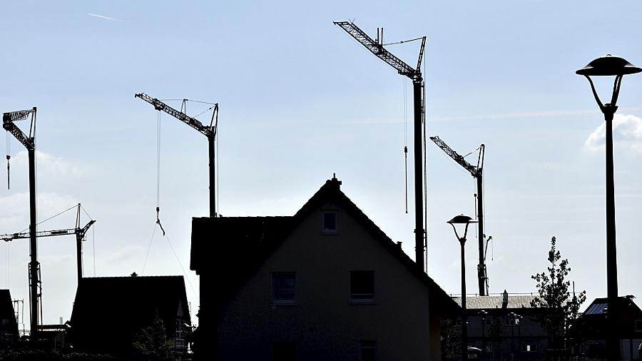 Oberbürgermeister Franz Stumpf will, dass in Buckenhofen gebaut wird. Deswegen soll neues Bauland ausgewiesen werden. Oberbürgermeister Franz Stumpf will, dass in Buckenhofen gebaut wird. Deswegen soll neues Bauland ausgewiesen werden.