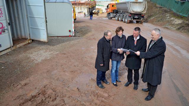 Kläranlagenchef Herbert Belian (von links), die Leiterin der Stadtentwässerung, Gabriele Müller, OB Thomas Jung und Baureferent Joachim Krauße nehmen in der Fürther Kläranlage die Arbeiten an den drei neuen Nachklärbecken unter die Lupe. Kläranlagenchef Herbert Belian (von links), die Leiterin der Stadtentwässerung, Gabriele Müller, OB Thomas Jung und Baureferent Joachim Krauße nehmen in der Fürther Kläranlage die Arbeiten an den drei neuen Nachklärbecken unter die Lupe.