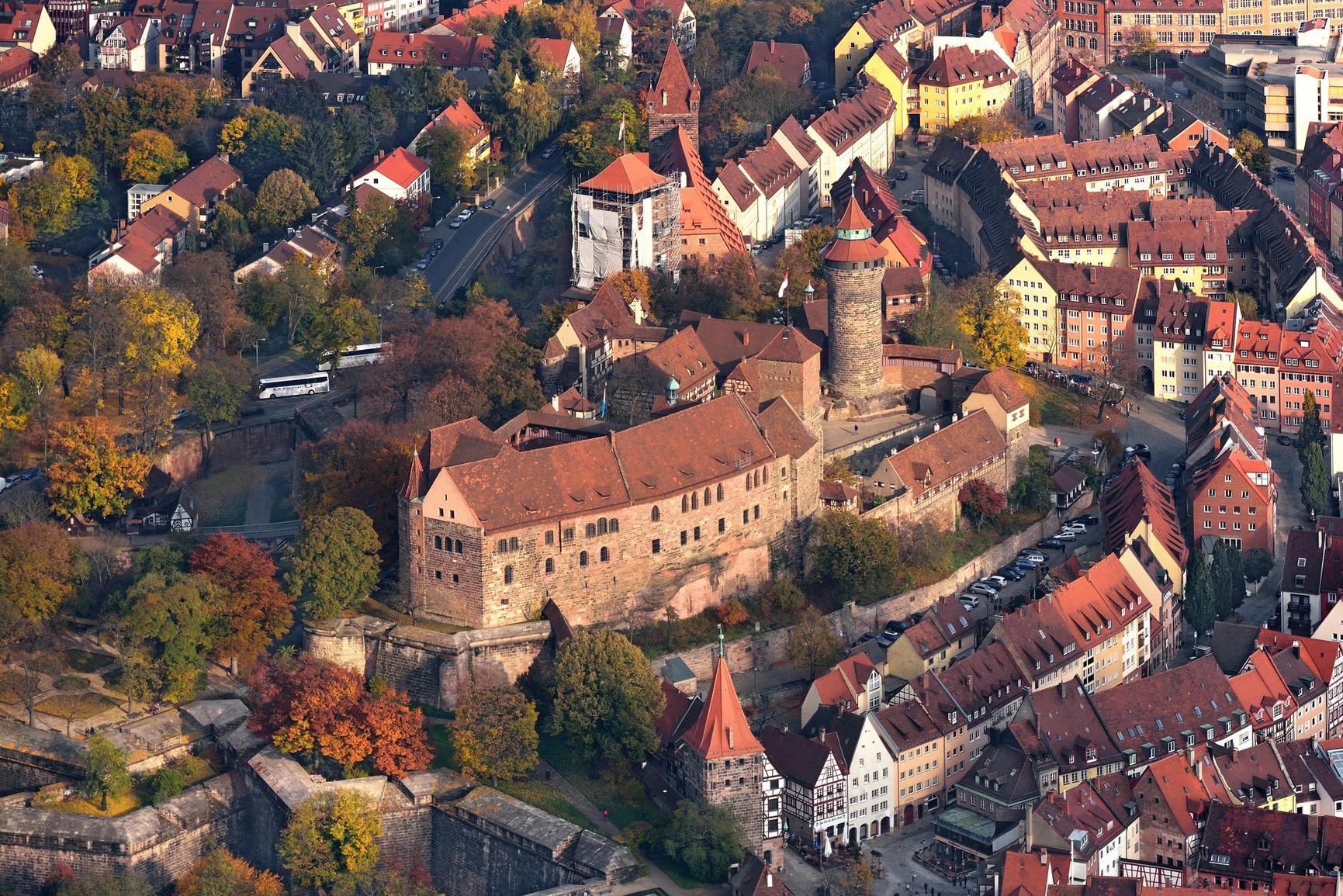 Sie gilt als das Wahrzeichen der Stadt Nürnberg: die Kaiserburg. Besucher können an einer bunt gemischten Auswahl an Programmpunkten auf der Burg wählen. Ob nur eine Runde im Burggarten schlendern oder ein Besuch im Museum - die Kaiserburg ist ein Erlebnis für die ganze Familie. Ein ausführliches Programm erhalten Sie hier.