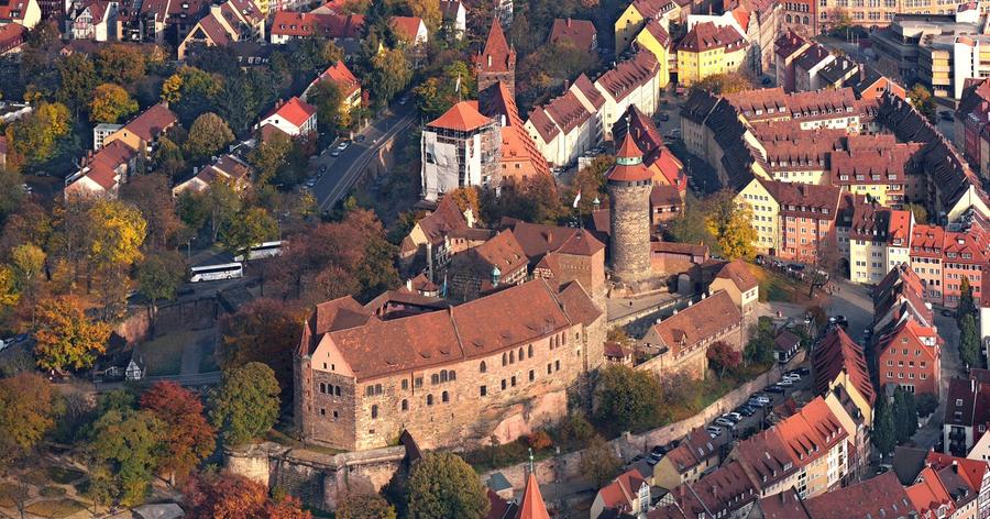 Dieses Luftbild zeigt die Kaiserburg mit der Nürnberger Maxtormauer.