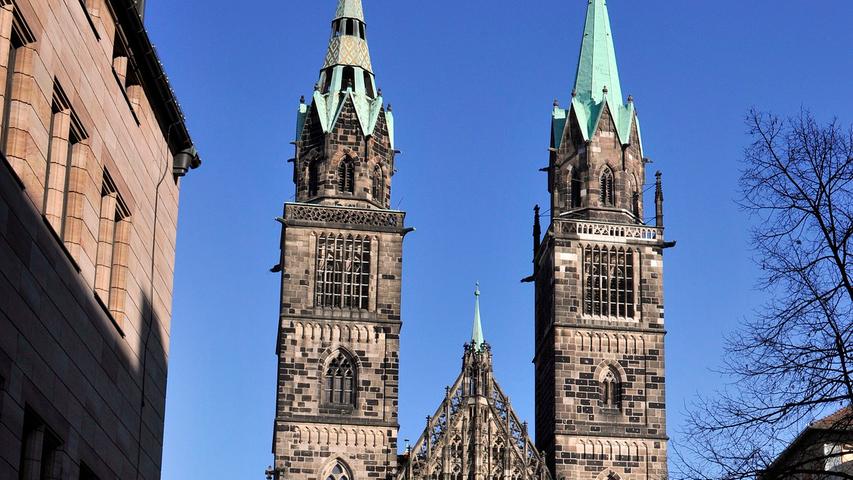 Giganten im Doppelpack: Der Südturm der Lorenzkirche ist mit Stern 81 Meter und der Nordturm mit Hahn 80,2 Meter hoch. Wie die Noris von der Lorenzkirche aus aussieht, könnt Ihr im Video "Nürnberg von oben" sehen.