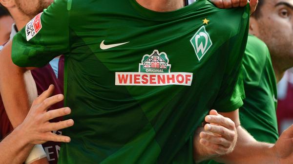 "Kaum ist Wiese vom Hof, kommt Wiesenhof", dieser Spruch in Anlehnung an den Transfer von Torhüter Tim Wiese ist nur einer von vielen, den Werder-Fans seit Beginn der Saison 2012/13 ertragen mussten. Der Konzern steht seit Jahren in der Kritik, seine Hühner nicht artgerecht zu halten. Werder lief dennoch mit einer Hühnerbrust auf.