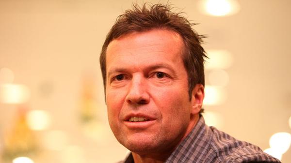 Bekanntheit erreichte dieser echte Franke - gebürtig aus Erlangen - zwar als Fußballer, doch auch als TV-Star ist er nicht mehr wegzudenken. Mit seinen mehr oder weniger geistreichen Sprüchen, wie "gewollt hab ich schon gemocht, aber gedurft ham se mich nicht gelassen", ist er als Kommentator und Experte in der Fußballwelt eine Kultfigur.