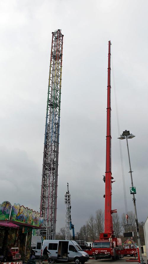 Ganz schön hoch: Der "Power Tower 2" ist der größte transportable Freifallturm der Welt. 2013 kann man ihn am Nürnberger Volksfest austesten. Wir waren beim Aufbau der Attraktion dabei.