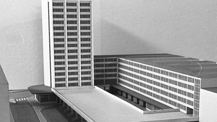 Der Vorschlag für ein Verwaltungsgebäude mit Parkhaustrakt, wie ihn Architekt Dittrich bereits 1961 unterbreitet hat. Das Modellphoto vermittelt einen Blick vom Marienplatz auf den Komplex über den Zentralomnibusbahnhof. Gegen diese Lösung bestehen nun Bedenken. (Zum Artikel: "Parkhaus über Bussen")