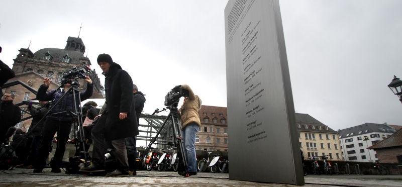Eine Stele mit den Namen der zehn Ermordeten steht zum Gedenken in Nürnberg.