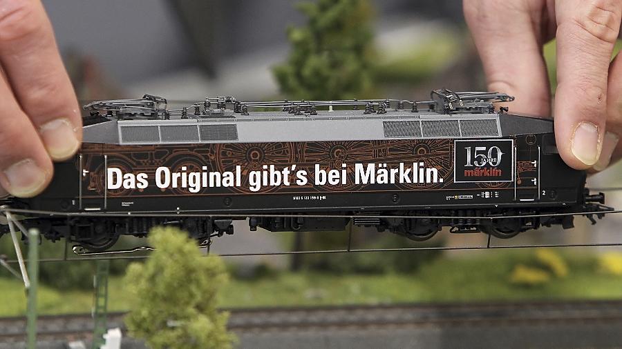 Unter der strategischen Führung des Fürther Spielwarenherstellers Simba-Dickie soll der lange Zeit angeschlagene Göppinger Modelleisenbahnbauer Märklin wieder auf das richtige Geleis gesetzt werden. Unter der strategischen Führung des Fürther Spielwarenherstellers Simba-Dickie soll der lange Zeit angeschlagene Göppinger Modelleisenbahnbauer Märklin wieder auf das richtige Geleis gesetzt werden.