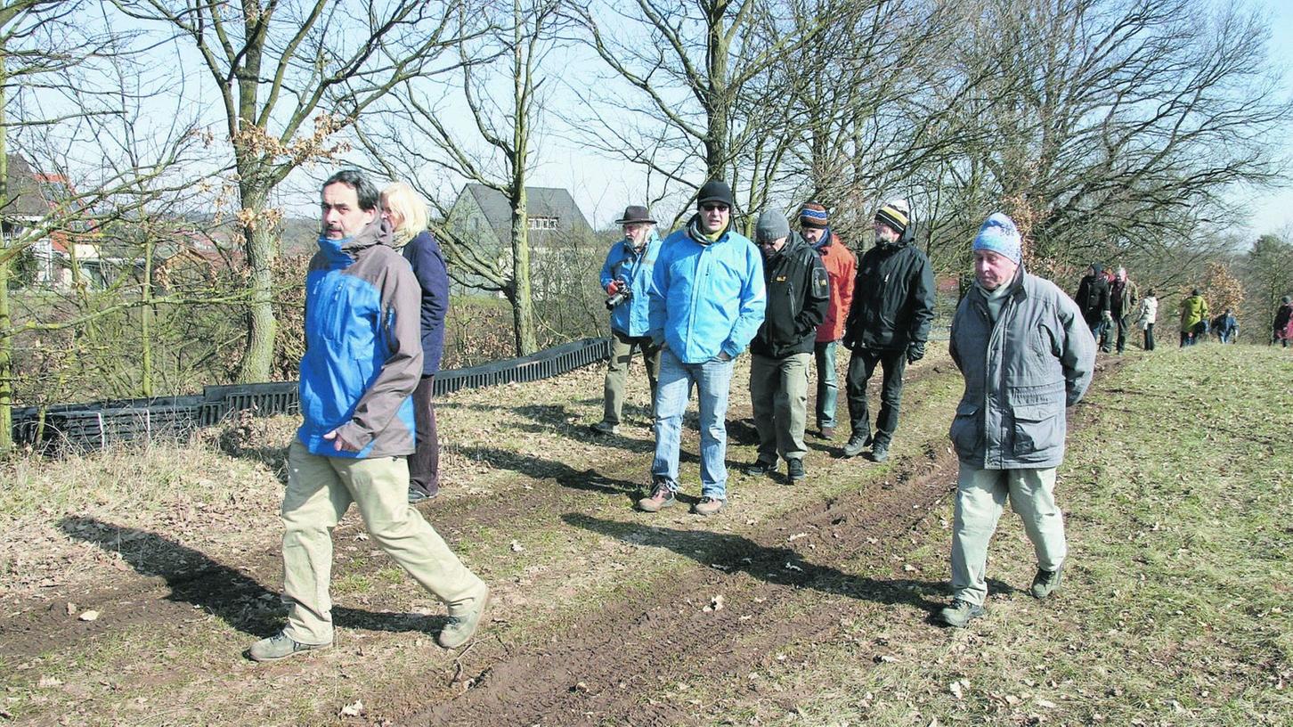Zu einem Spaziergang auf der Trasse der geplanten Veitsbronner Süd-West-Umgehung hatte der Bund Naturschutz eingeladen. Er kritisiert das Projekt, das er für teuer und nutzlos hält.