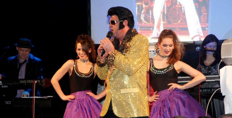 Auch die Tänzerinnen genossen ihren Auftritt mit Elvis offensichtlich...