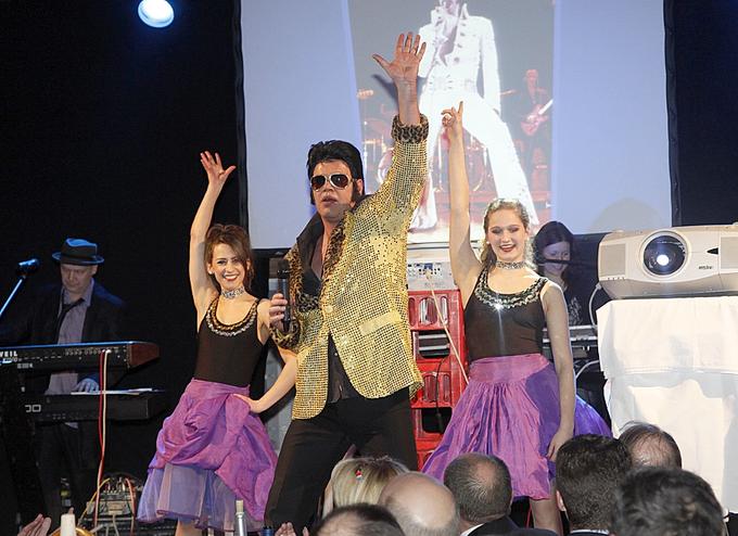 Viva Las Vegas: Elvis alias Marc O‘ Vincent und seine charmanten Mittänzerinnen brachten die Gäste im Hax‘n Liebermann-Zelt zum Mitklatschen. Viva Las Vegas: Elvis alias Marc O‘ Vincent und seine charmanten Mittänzerinnen brachten die Gäste im Hax‘n Liebermann-Zelt zum Mitklatschen.