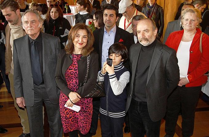 Scharten sich beim Empfang im Rathaus um Generalkonsulin Ece Öztürk Cil (Mitte): Jury-Präsident Michael Verhoeven (links) und der türkische Filmemacher Reis Çelik. Scharten sich beim Empfang im Rathaus um Generalkonsulin Ece Öztürk Cil (Mitte): Jury-Präsident Michael Verhoeven (links) und der türkische Filmemacher Reis Çelik.