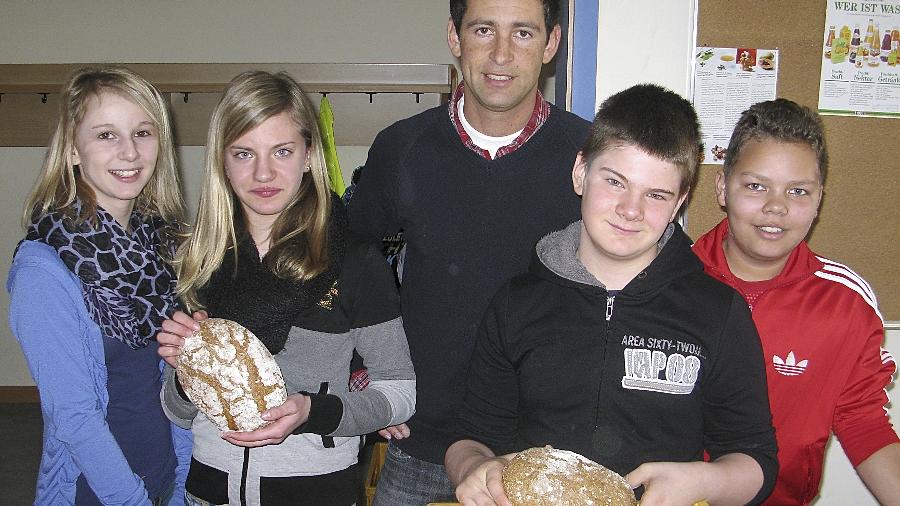 Schüler der Klasse 6a bereiten gemeinsam mit ihrem Lehrer Christian Herpolsheimer die Ausgabe der Brote vor. Schüler der Klasse 6a bereiten gemeinsam mit ihrem Lehrer Christian Herpolsheimer die Ausgabe der Brote vor.