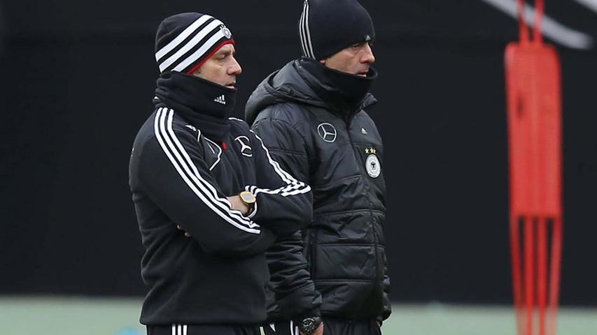 Bundestrainer Joachim Löw und sein Assistent Hansi Flick verfolgen das Treiben ihrer Spieler vom Spielfeldrand.