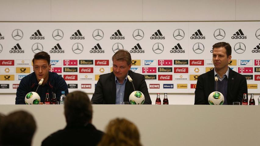 Bevor es am Sonntag zum ersten Training ins Nürnberger Frankenstadion geht, stellen sich Oliver Bierhoff und Co. auf der Pressekoferenz in Herzogenaurach den Fragen der Journalisten.