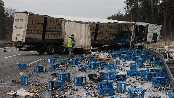 Zwischen den Kreuzen Nürnberg-Ost und Nürnberg soll die A9 auf diesem extrem belasteten Abschnitt, auf dem es häufig zu Unfällen kommt (siehe Foto), achtstreifig ausgebaut werden. Eigentlich sollte die technische Planung dafür bereits Ende 2020 abgeschlossen sein. Dass dies nun nicht gelingt, ist allerdings eine gute Nachricht für die Anwohner: Ab 1. März 2021 gilt nämlich eine neue Lärmschutz-Richtlinie des Bundes.