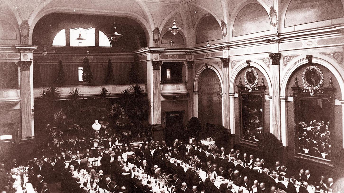 Ringen um den Festsaal des Fürther Park-Hotels Ringen um den Festsaal des Fürther Park-Hotels