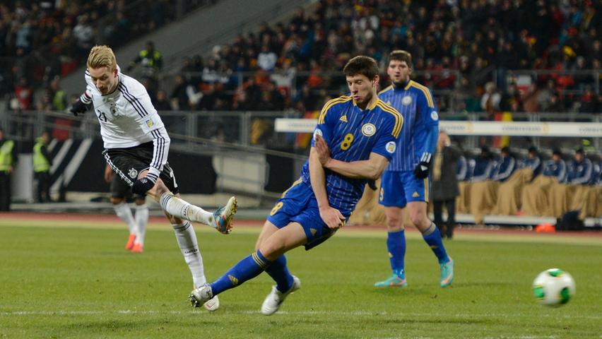 Marco Reus tunnelt Viktor Dmitrenko bei seinem Treffer zum 1:0.