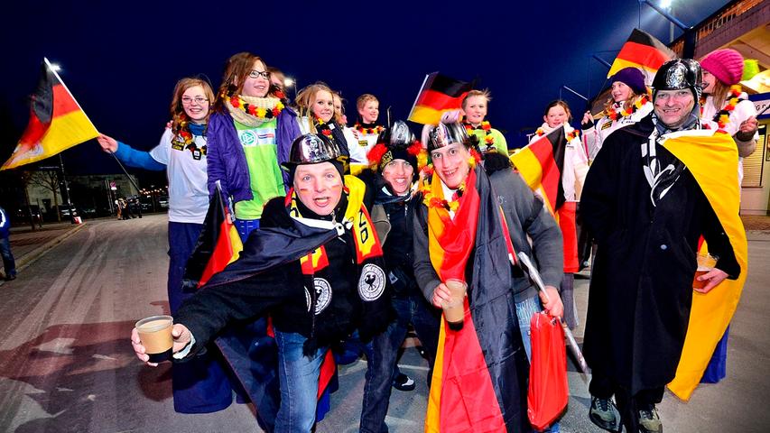 Zum zweiten Mal ist das DFB-Team binnen vier Tagen auf die kasachische Nationalmannschaft getroffen. Mit 4:1 gewinnt das deutsche Team von Coach Joachim Löw am Dienstagabend in Nürnberg verdient und ohne Mühe gegen den Fußballzwerg aus Zentralasien. Die Fans feiern schon auf dem Weg zum Stadion.