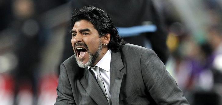 Der Junge von der Straße -  Maradona hat seine Herkunft aus einem der ärmsten Slums von Buenos Aires nie geleugnet. Sein exzessiver Lebenswandel wie seine fußballerische Brillanz machen ihn zum Idol vieler Jugendlicher in Neapel und Buenos Aires.