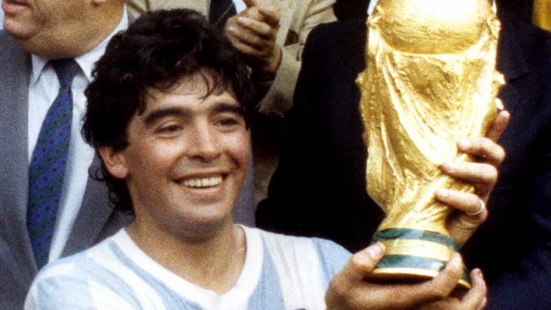 Der Höhepunkt seiner Karriere: Diego Maradona zeigt bei der Siegerehrung 1986 freudestrahlend den WM-Pokal.