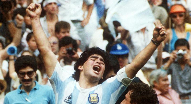 Beim WM-Gewinn Argentiniens 1986 in Mexiko spielt Maradona sensationell gut. Unvergessen bleibt aber auch sein Betrug im Spiel gegen England, als er den Ball mit der Hand ins Tor beförderte. Maradona taufte seine Aktion später "die Hand Gottes".