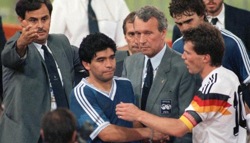Vorbild 1990: Deutschland siegte im Finale der Fußball-Weltmeisterschaft. (Im Bild Lothar Matthäus (r), der Maradona tröstet.