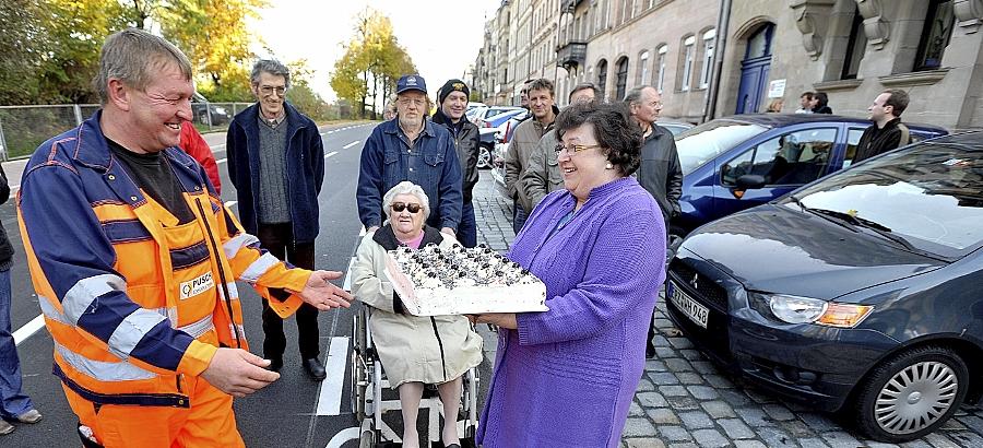 Im April wurde die Karolinenstraße zur Großbaustelle. Unverhofft eroberten Bauleiter Thomas Brantl (links) und sein Team die Herzen einiger Anwohner. Rosalinde Siepmann verabschiedete sich sogar mit einem Kuchen. Im April wurde die Karolinenstraße zur Großbaustelle. Unverhofft eroberten Bauleiter Thomas Brantl (links) und sein Team die Herzen einiger Anwohner. Rosalinde Siepmann verabschiedete sich sogar mit einem Kuchen.