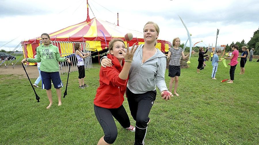 Auch das Spielmobil, unter anderem beteiligt an Ferienaktionen wie dem Circus Mumm auf der Hardhöhe, steht für die Stadtspitze zur Disposition. Auch das Spielmobil, unter anderem beteiligt an Ferienaktionen wie dem Circus Mumm auf der Hardhöhe, steht für die Stadtspitze zur Disposition.