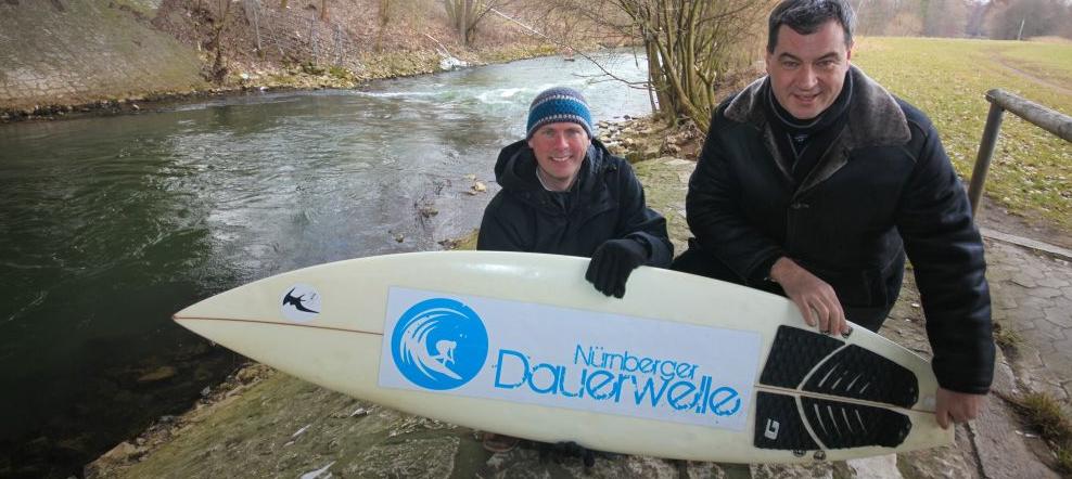 Finanzminister Markus Söder (CSU) mit Stefan Bachschmid vom Surfverein "Dauerwelle Nürnberg e. V." an der Pegnitz unter der Theodor-Heuss-Brücke. Finanzminister Markus Söder (CSU) mit Stefan Bachschmid vom Surfverein "Dauerwelle Nürnberg e. V." an der Pegnitz unter der Theodor-Heuss-Brücke.