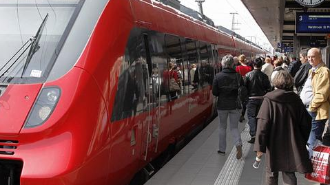 Das erwartete Chaos im Pendlerverkehr blieb trotz Streik aus - lediglich die Straßenbahnen waren völlig lahmgelegt. Das erwartete Chaos im Pendlerverkehr blieb trotz Streik aus - lediglich die Straßenbahnen waren völlig lahmgelegt.