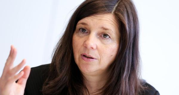 "Wir hatten das in Deutschland schon einmal, dass andere Schuld waren. Damals waren es die Juden, damals waren es die Kommunisten, damals waren es die Homosexuellen", sagte Katrin Göring-Eckardt am Donnerstag in Berlin und bezog sich damit auf die Zeit des Nationalsozialismus. "Jetzt haben wir einen Innenminister, der wieder findet, andere wären Schuld, statt selbst Verantwortung zu übernehmen. Ich kann nur sagen: Die Mutter aller Probleme sind in dieser Frage Ignoranz, Rassismus und Spalterei."