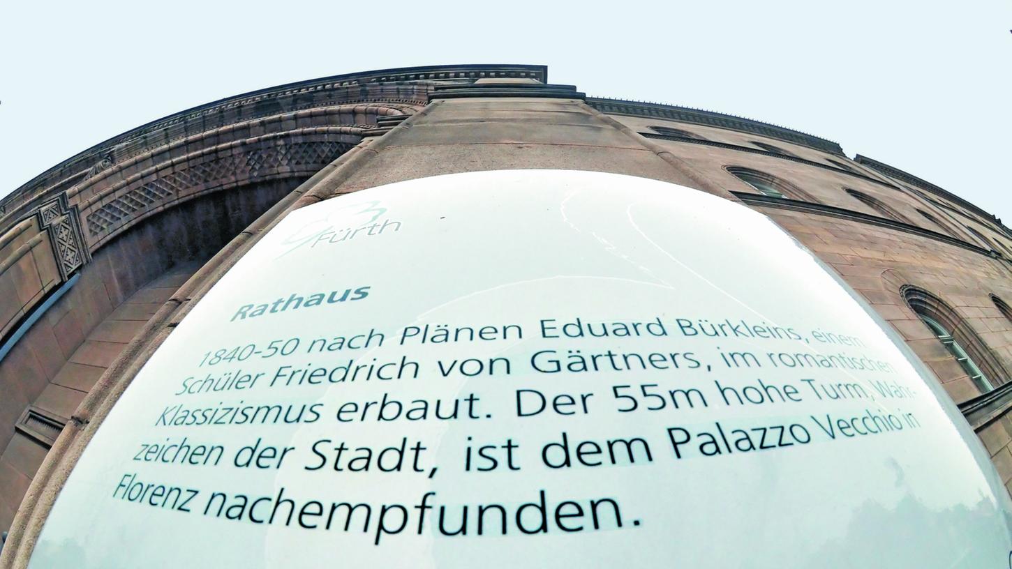 Diese Tafel vor dem Fürther Rathaus lässt Heidrun Proschek keine Ruhe. Während darauf Eduard Bürklein genannt wird, bleibt Ururgroßvater Friedrich Bürklein unerwähnt. Sie nennt das „Geschichtsklitterung“.