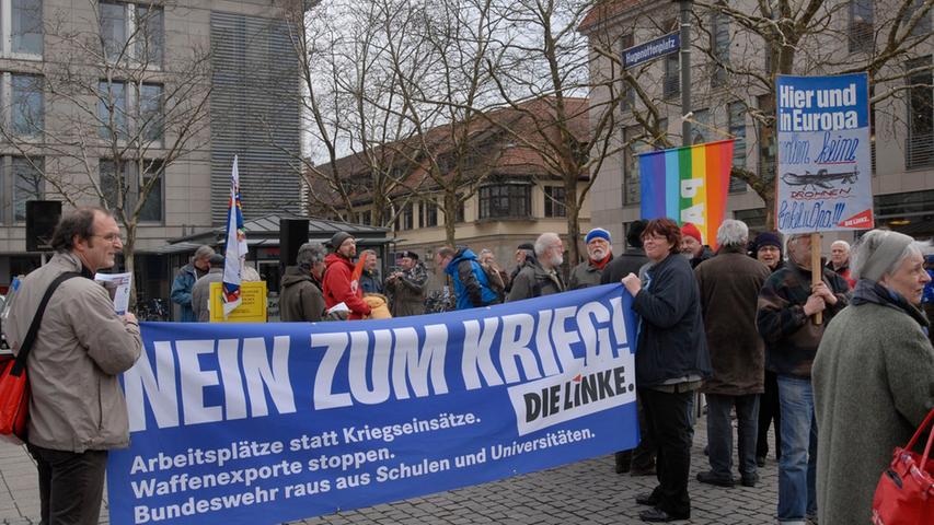 Mitglieder der Linken sprachen sich in Erlangen gegen die Anwesenheit von Soldaten in Bildungseinrichtungen aus.