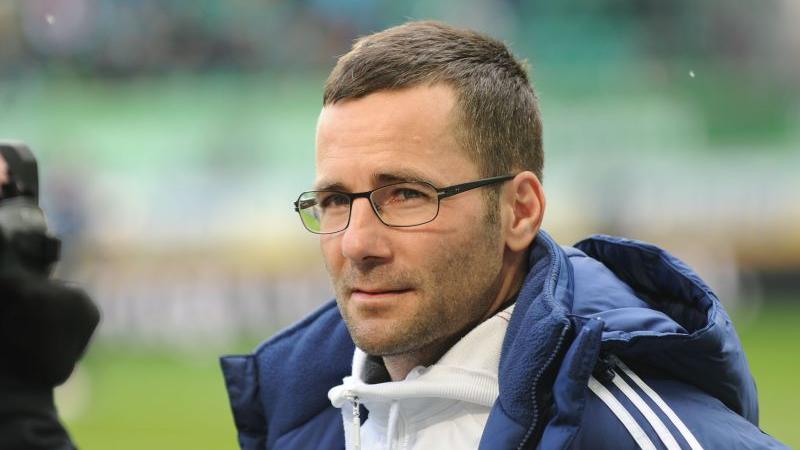 Club-Trainer Michael Wiesinger schickt die gleiche Mannschaft, wie in der zweiten Halbzeit gegen Schalke 04 auf den Rasen.