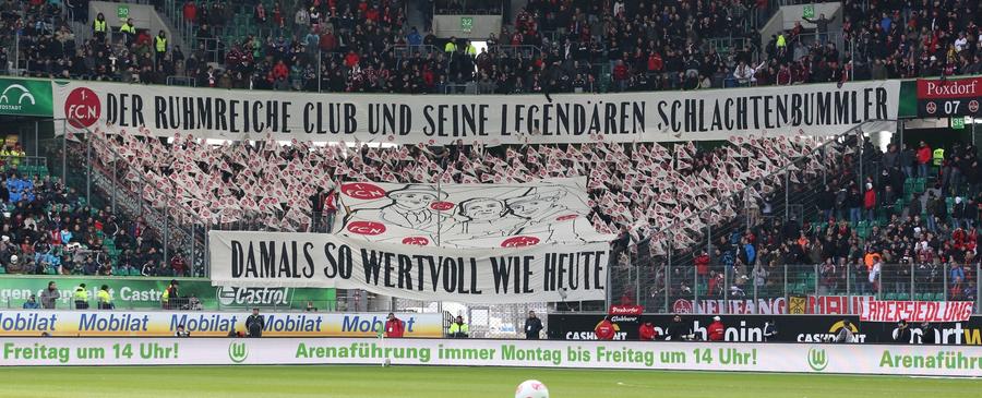 2500 Club-Anhänger haben sich auf den Weg nach Wolfsburg gemacht, um ihre Mannschaft zu unterstützen. Auch ihren ehemaligen Übungsleiter Dieter Hecking vergessen die Fans nicht - allerdings haben sie für ihn nur Schmähgesänge übrig.