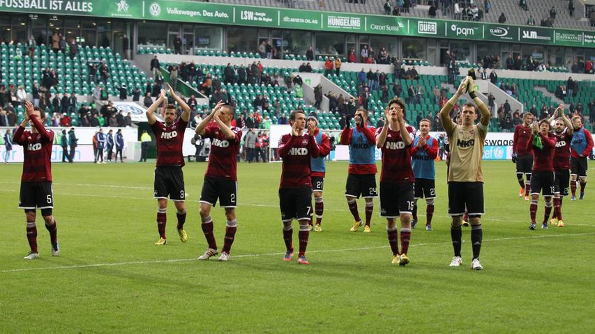 Nach dem Spiel bedanken sich die Spieler des 1. FC Nürnberg bei den knapp 2500 mitgereisten Fans und feiern mit ihnen den Punktgewinn und das mittlerweile achte Spiel ohne Niederlage in Folge.