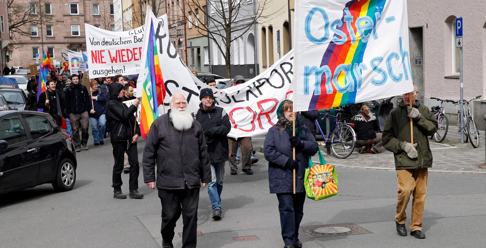 Hunderte Friedensaktivisten haben am Montag beim traditionellen Ostermarsch in Nürnberg unter anderem gegen hohe Mietpreise, Gewalt und Militarismus demonstriert.