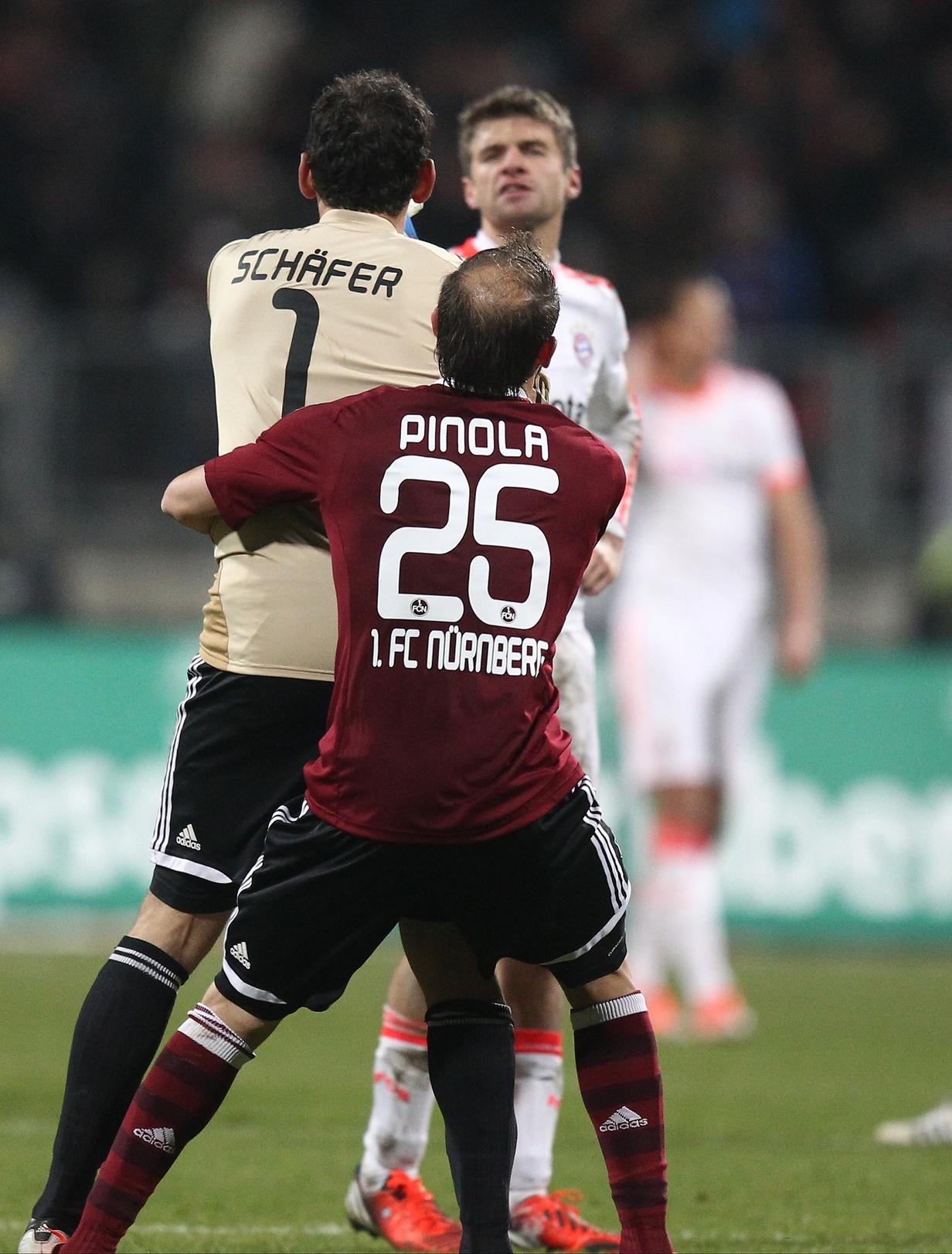 ... auf Nürnberger Seite, Raphael Schäfer, war wieder einmal mit Leib und Seele dabei und legte sich nach Spielschluss mit Thomas Müller an, der wie andere bajuwarische Kollegen das angeblich zu harte Zweikampfverhalten des FCN bejammerte.