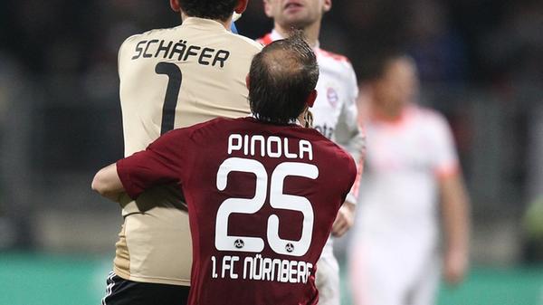 ... auf Nürnberger Seite, Raphael Schäfer, war wieder einmal mit Leib und Seele dabei und legte sich nach Spielschluss mit Thomas Müller an, der wie andere bajuwarische Kollegen das angeblich zu harte Zweikampfverhalten des FCN bejammerte.