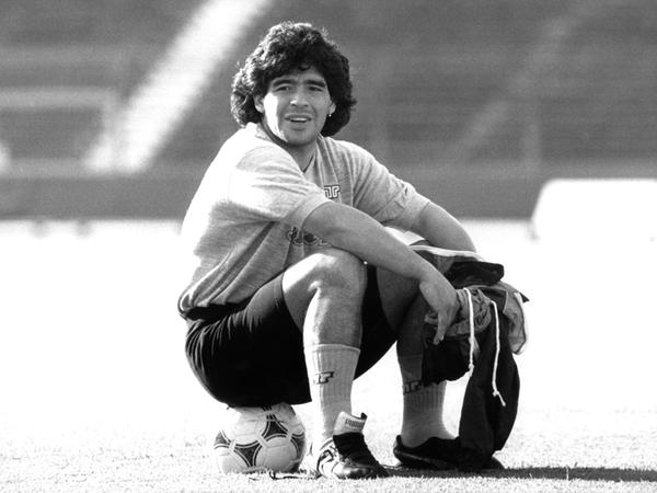 In Neapel erlebte Maradona seinen Höhepunkt als Profifußballer: 1989 gewann er mit dem SSC Neapel den UEFA-Cup, 1990 wurde die italienische Meisterschaft gefeiert.