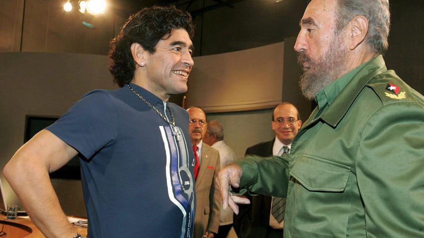 Auf Einladung Fidel Castros machte Maradona Anfang des Jahrtausends in Kuba eine Entziehungskur. Seit dieser Zeit sind die beiden befreundet.