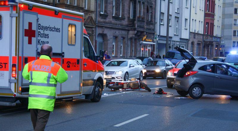 Polizei und Rettungskräfte stehen an der Unfallstelle auf der Regensburger Straße in Nürnberg.