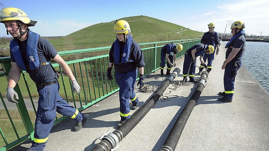 Trogbrücke wird trockengelegt