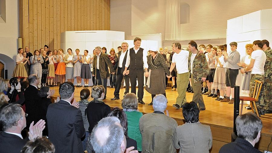 Das Musical „Hitlerjunge Adolf“ feierte Vorpremiere im Neumarkter Reitstadel. Das Publikum hielt es nach dem Schlussapplaus nicht mehr auf den Stühlen. Und auch die Landtags-Präsidentin Barbara Stamm (kleines Bild rechts) war von der Darstellung der jungen Truppe  ergriffen. 