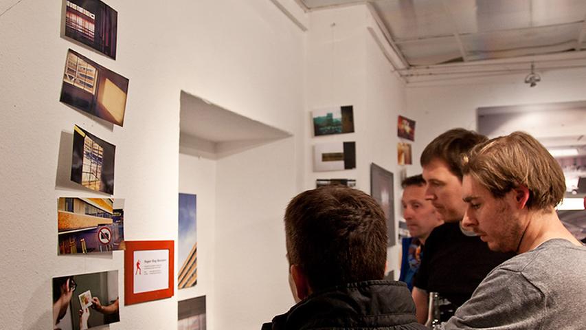 Veranstalter der Ausstellung und Weinerei-Mitglied Dirk Murschall (Zweiter von rechts) betreibt den Foto-Blog Sugar Ray Banister.
